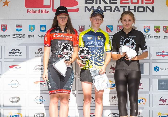 Weronika Wojciechowska z Cateny Wyszków na podium za zajęcie drugiego miejsca w kategorii KJ, wyścigu Mini na Poland Bike Marathon w Markach