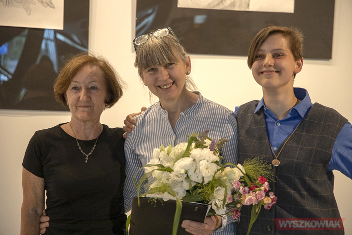 Od lewej: Irena Filipowicz, Małgorzata Kozon i Kaja Kozon podczas finisażu wystawy "Koincydencje" w lipcu 2021 r.
